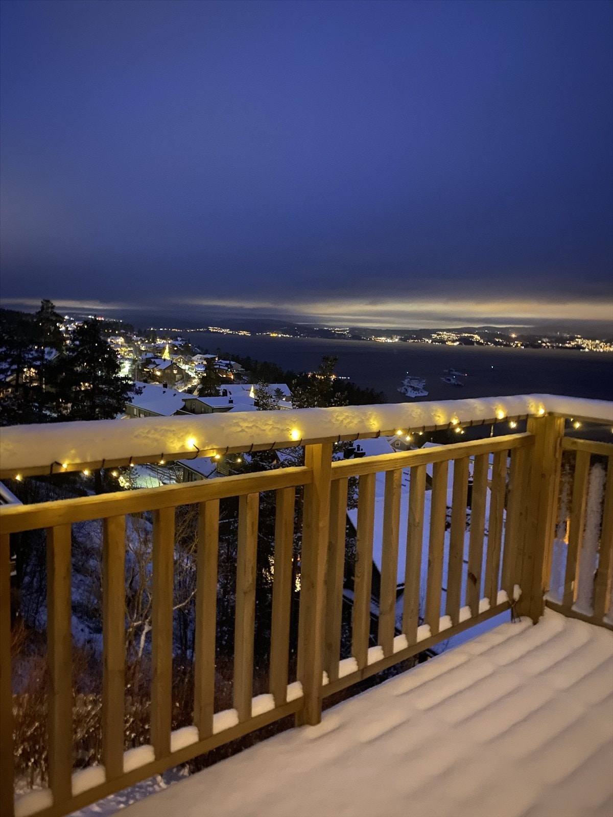 Utsikten kan nytes både fra kjøkkenet, stuen og de to balkongene, som alle vender mot det vakre landskapet. Galleribilde