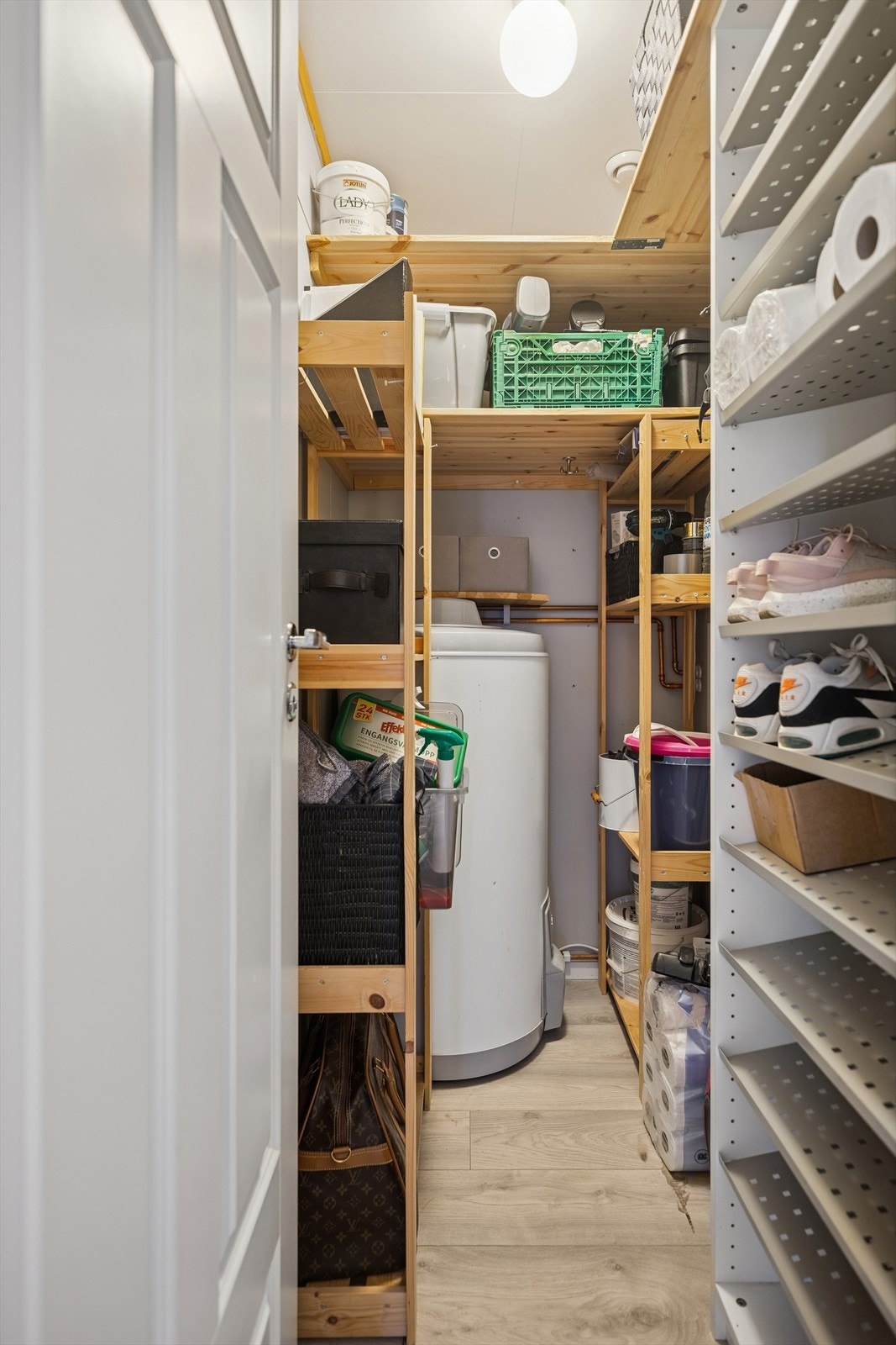 I tillegg finner du en romslig og praktisk bod inne i leiligheten. Galleribilde