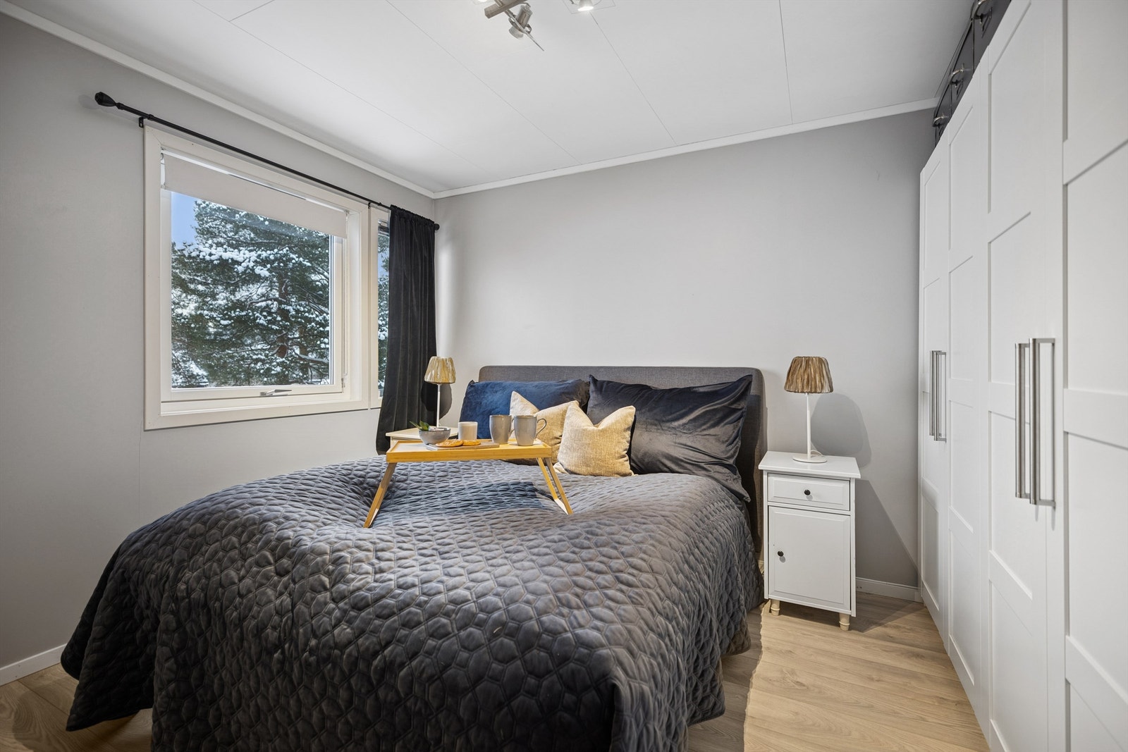 Rommet har god garderobeplass som gjør det enkelt å holde orden. Galleribilde