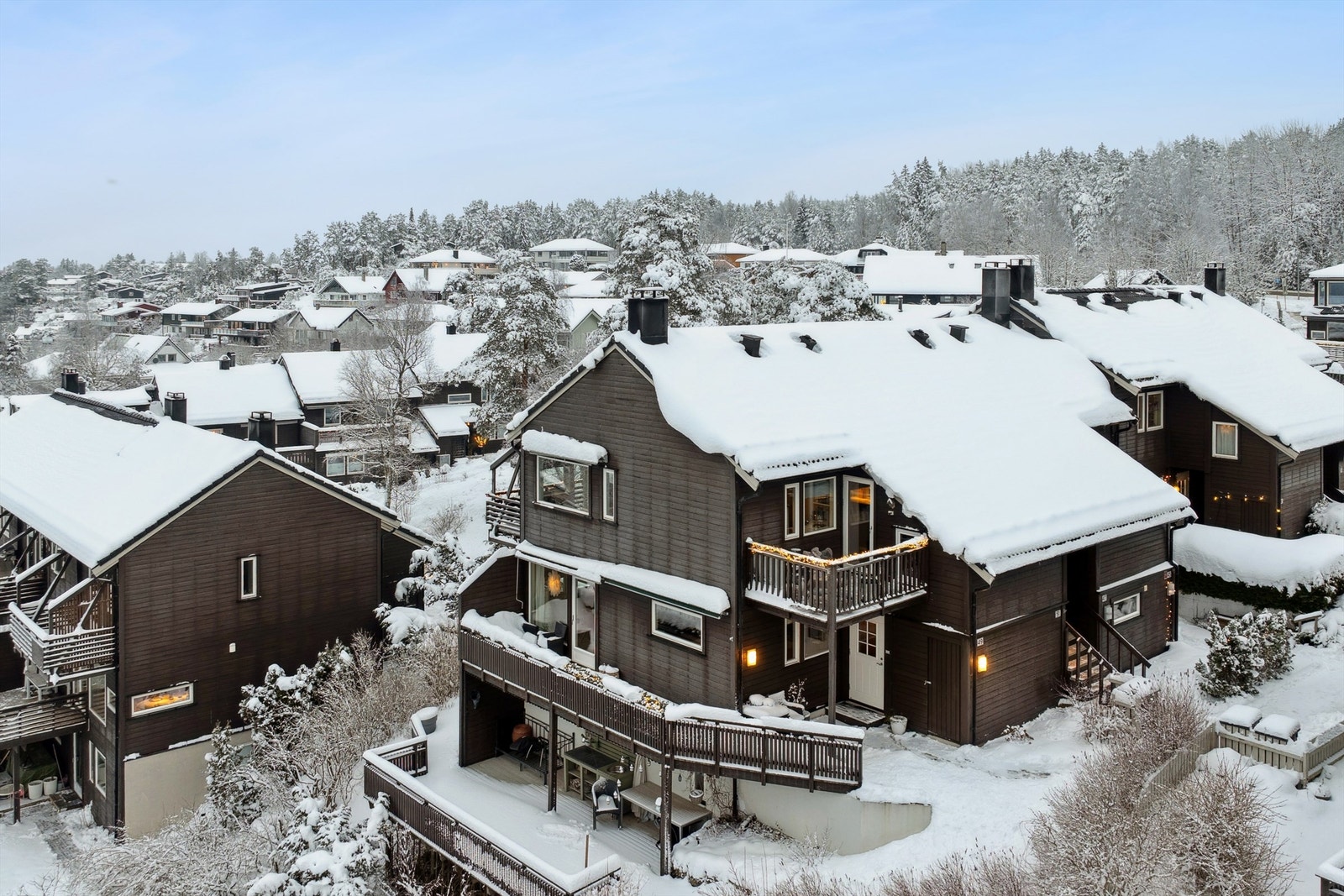 Det er ca. 10-15 minutters gange til Alværn badestrand. Kort avstand til bussholdeplass, barnehage, ungdomsskole og daglige servicetilbud. Fra Nesoddtangen er det hyppige båtavganger innover til Aker Brygge og Lysaker - perfekt for pendlere. Galleribilde