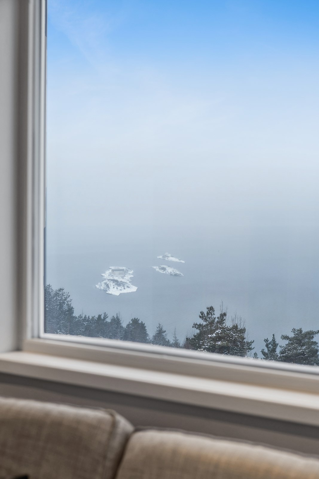 Denne leiligheten byr på en utsikt som virkelig tar pusten fra deg. Høyt og usjenert beliggende, med vestvendt orientering Galleribilde