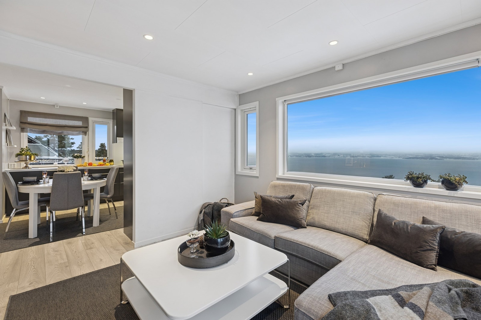 Store vindusflater, får du panoramautsikt som følger deg gjennom hele dagen - fra mykt dagslys til gyllen kveldssol. Galleribilde