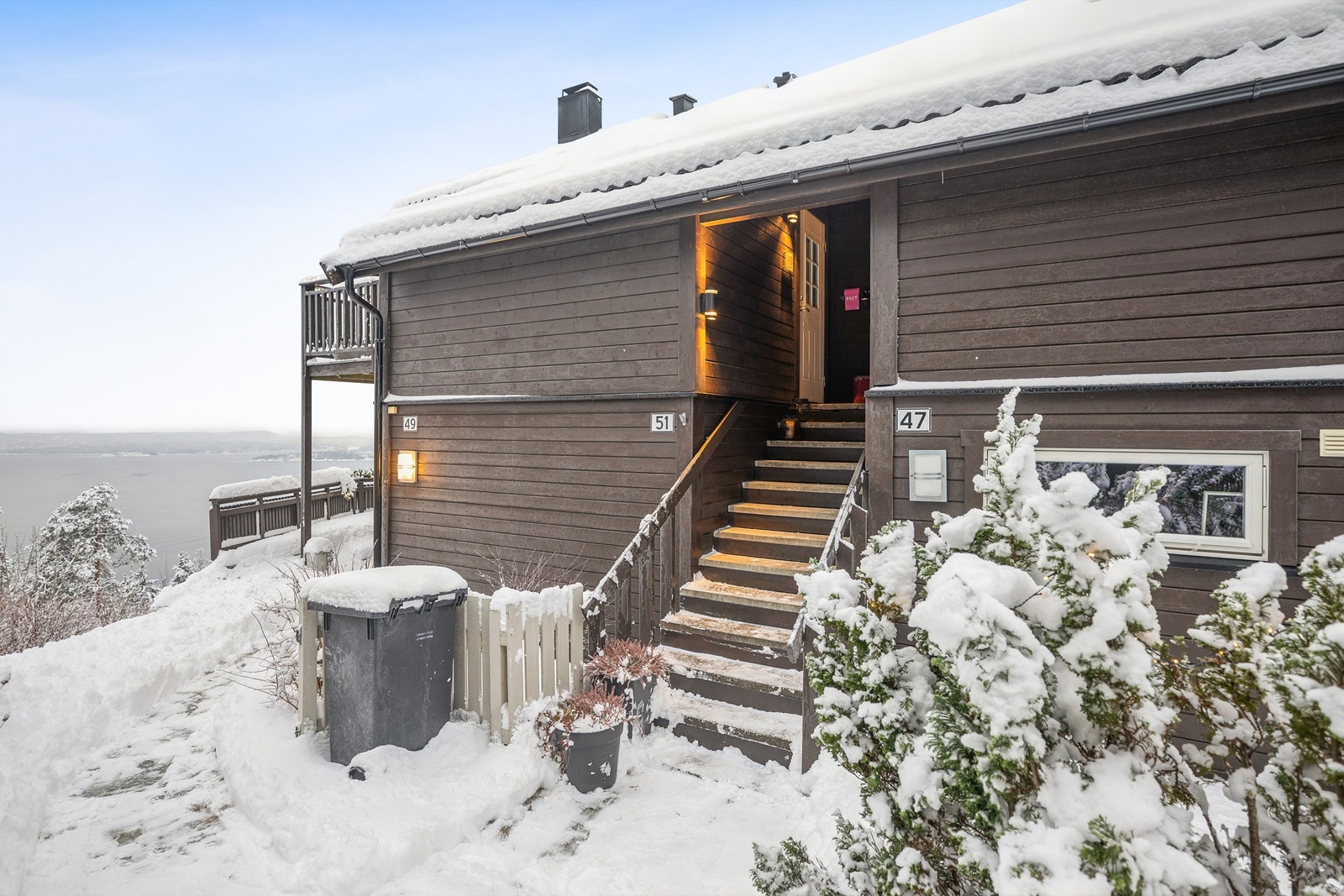Leiligheten ligger i byggets 2. etasje med utvendig adkomst via felles trappegang. Galleribilde