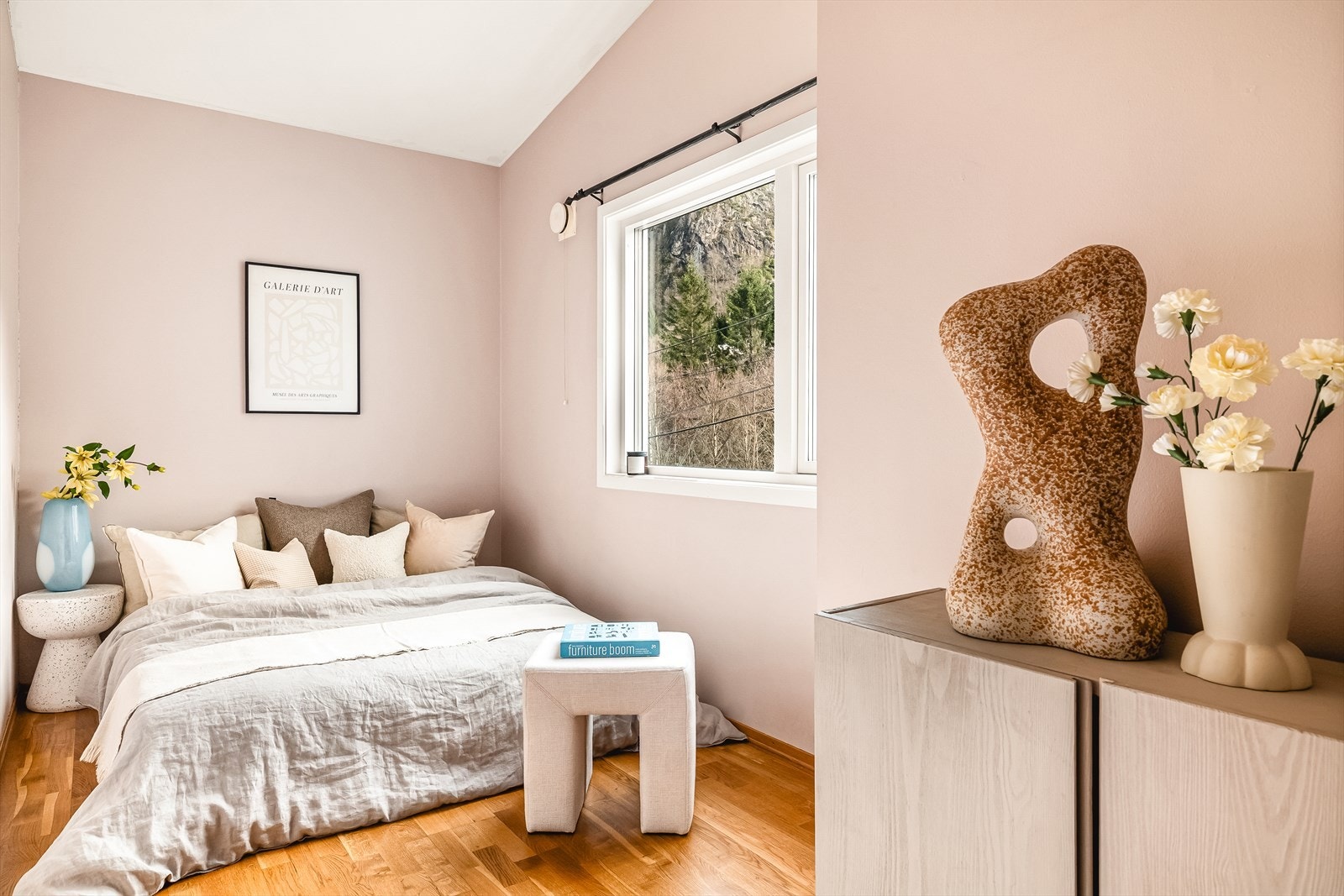 - Leiligheten har to soverom, hvorav det største måler 9,4m² og det minste 8,3m² - Galleribilde