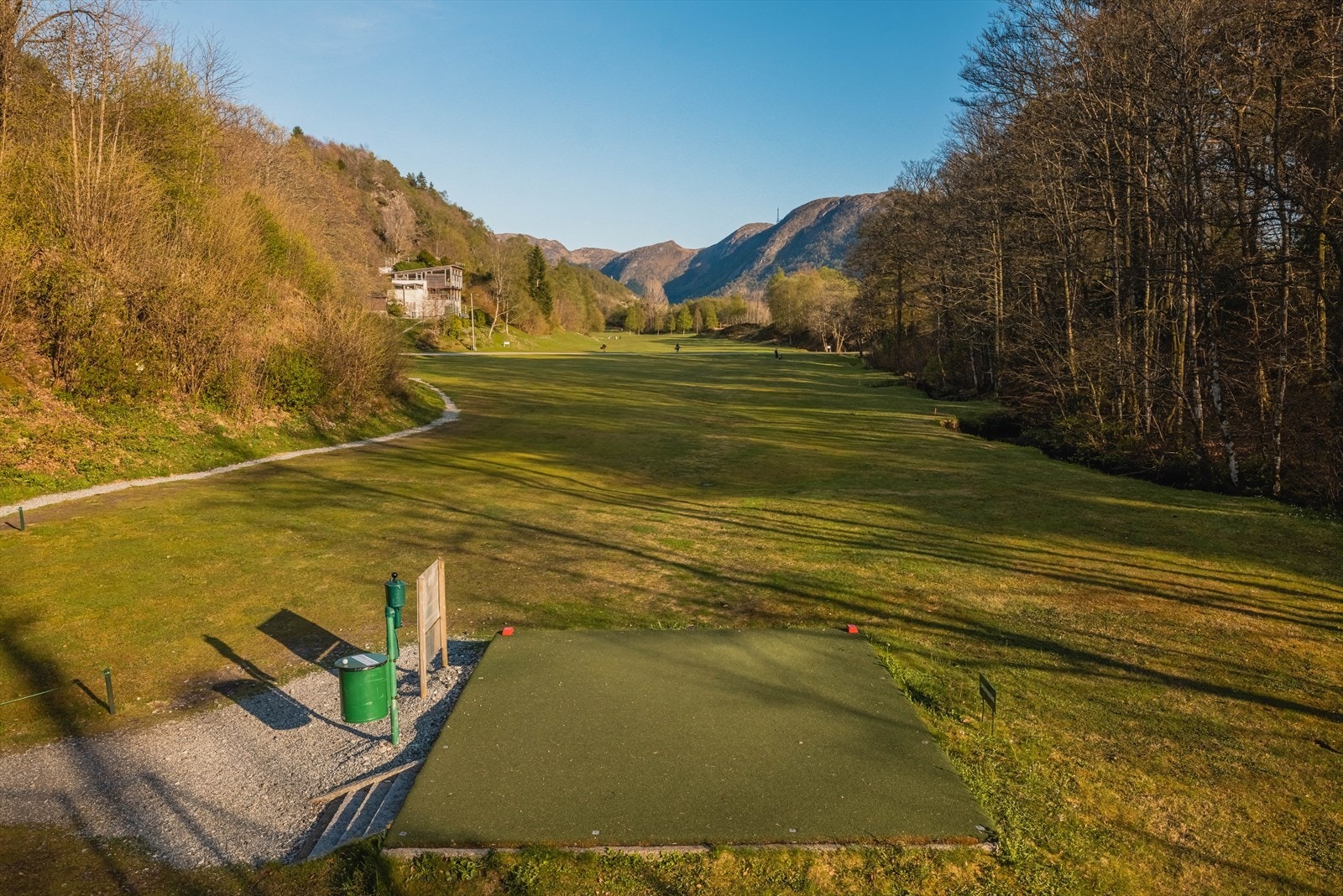 - Glad i golf? Da kan man glede seg over at det kun er 3 minutters kjøring til Åstveit golfbane - Galleribilde