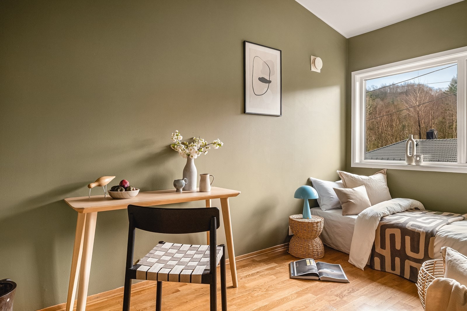 - Det andre soverommet er malt i en lun fargetone som byr inn til en god natts søvn - Galleribilde