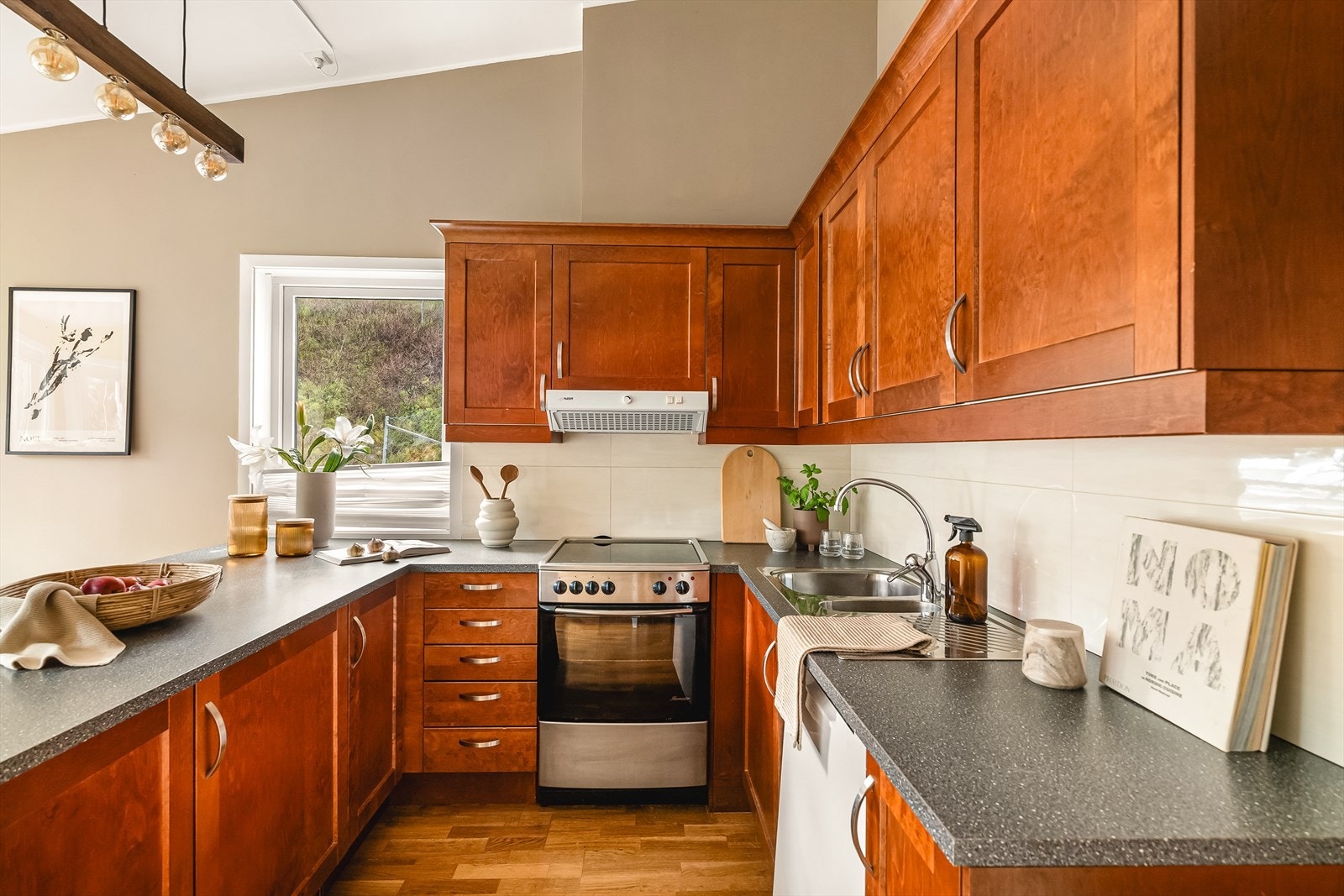 - Kjøkkeninnredning med profilerte fronter og benkeplate i laminat - Galleribilde