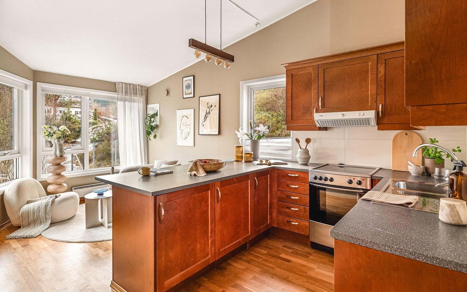 - Her får man godt med lagringsplass i skuffer og skap, samt gode arbeidsforhold på den langstrakte benkeplaten - Galleribilde