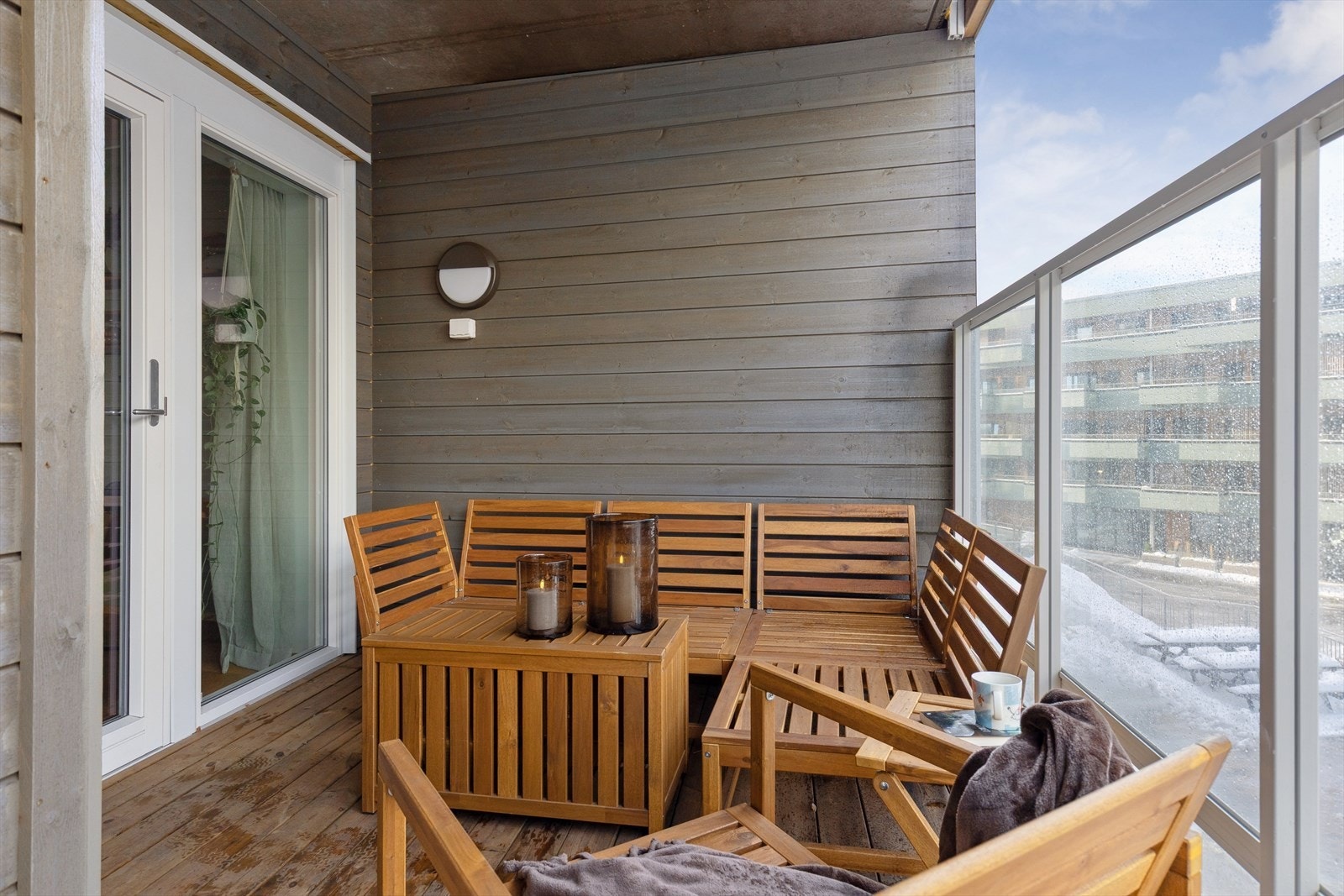 Fra stuen er det utgang til en overbygget altan på 11 kvm. Galleribilde