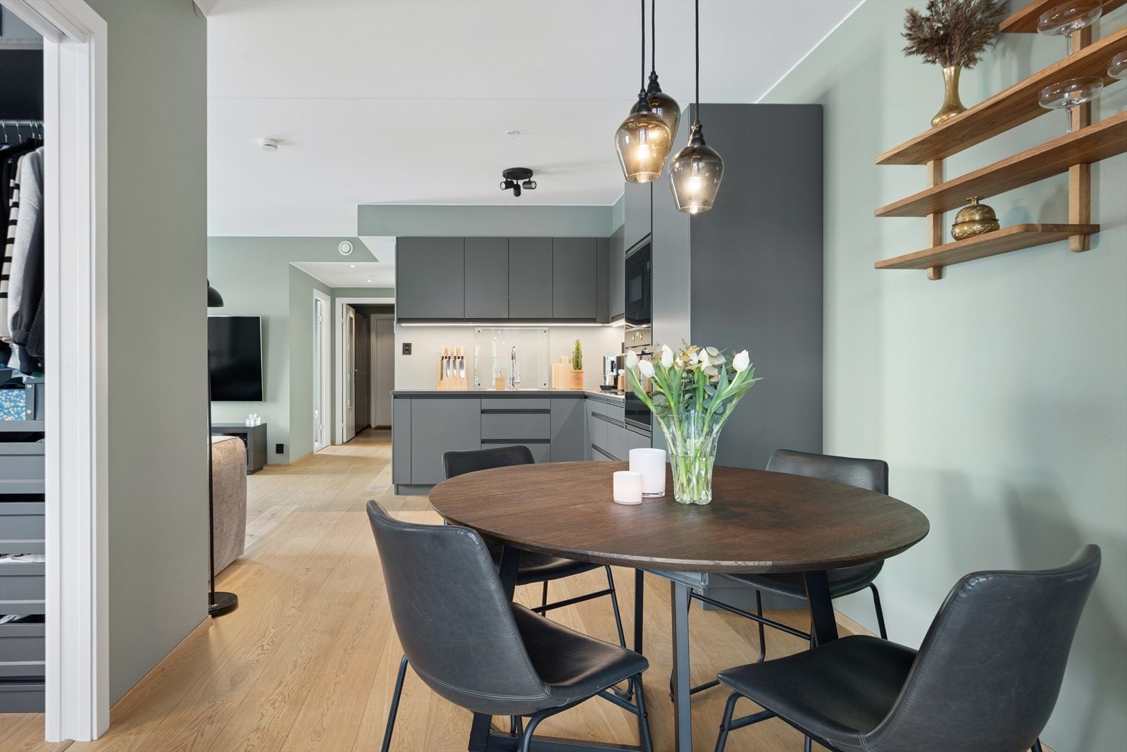 Fra stuen er det adkomst til det største soverommet. Galleribilde