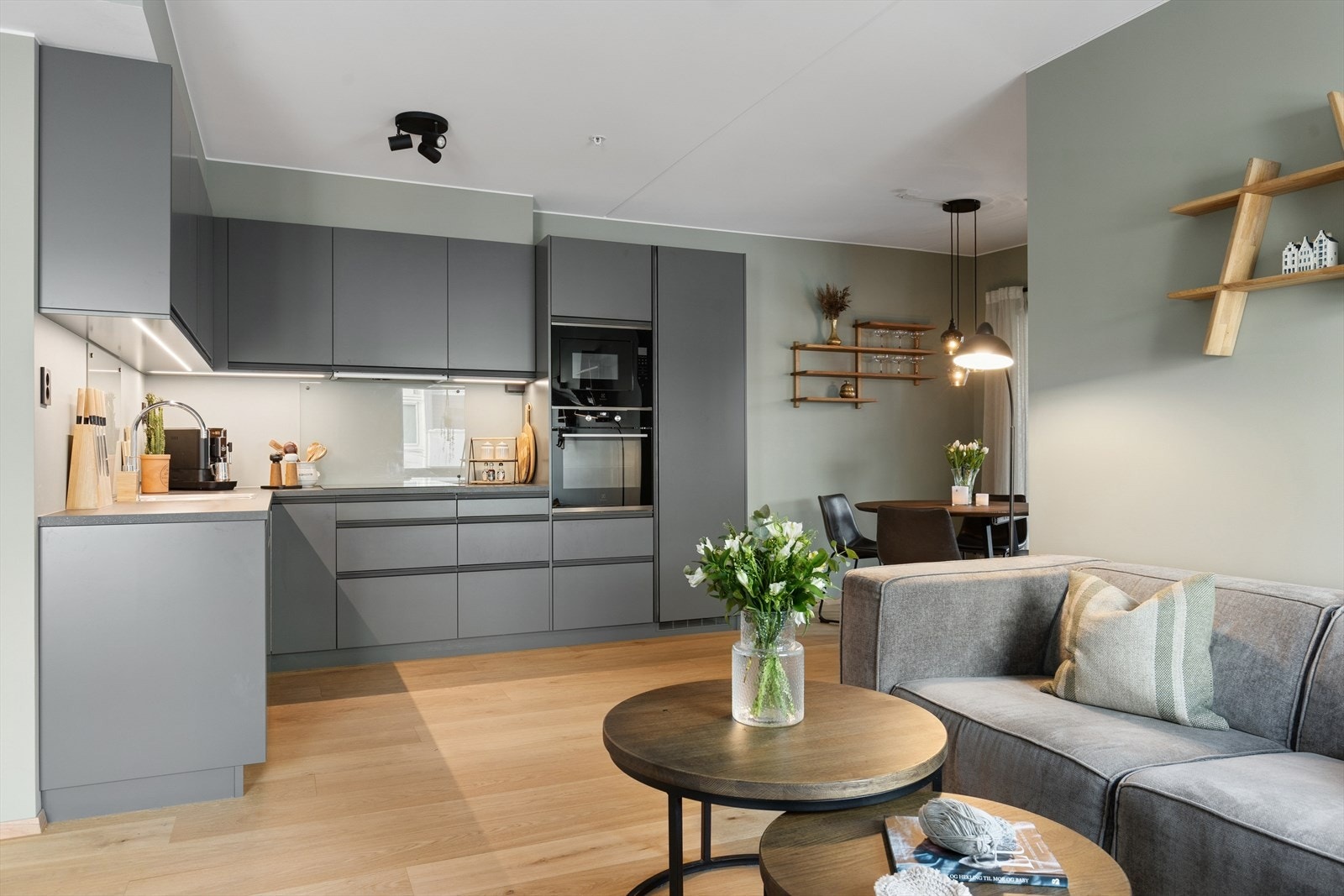 Kjøkkenet har en flott innredning, som er fra Drømme Kjøkkenet med glatte fronter. Galleribilde