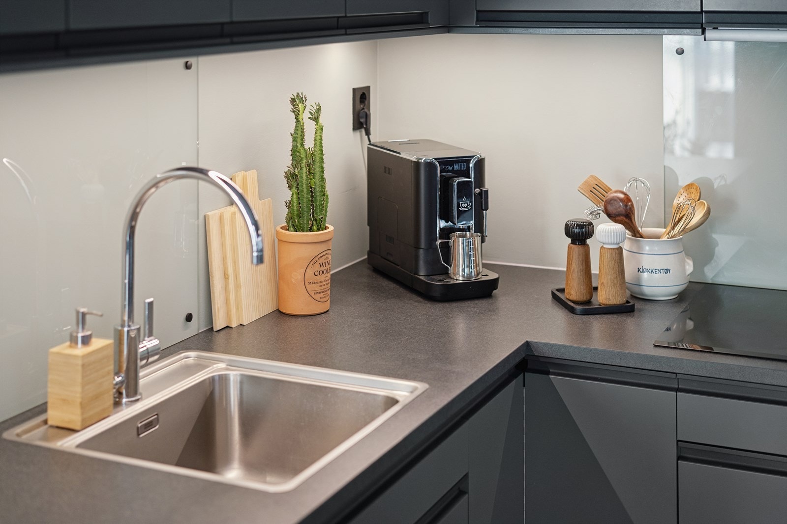 Det er installert vannføler i benkeskapet og komfyrvakt ved viften. Galleribilde