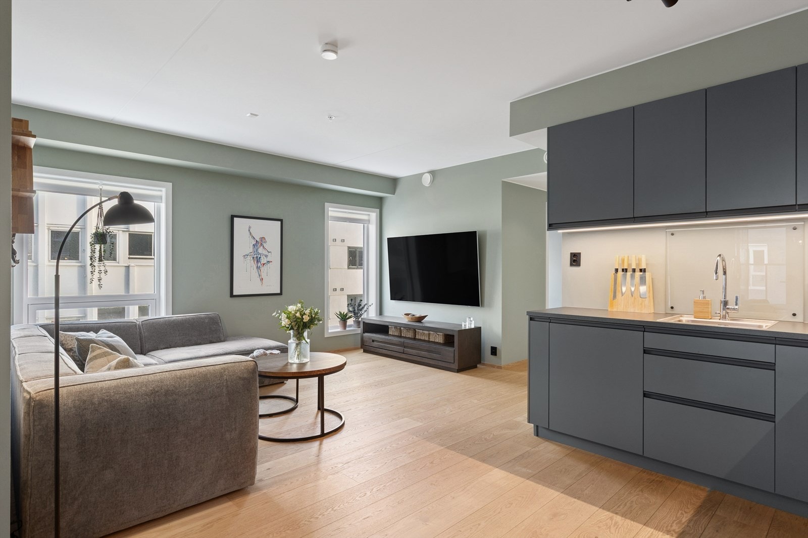 Stuen og kjøkkenet er samlet i en åpen og sosial sone. Galleribilde