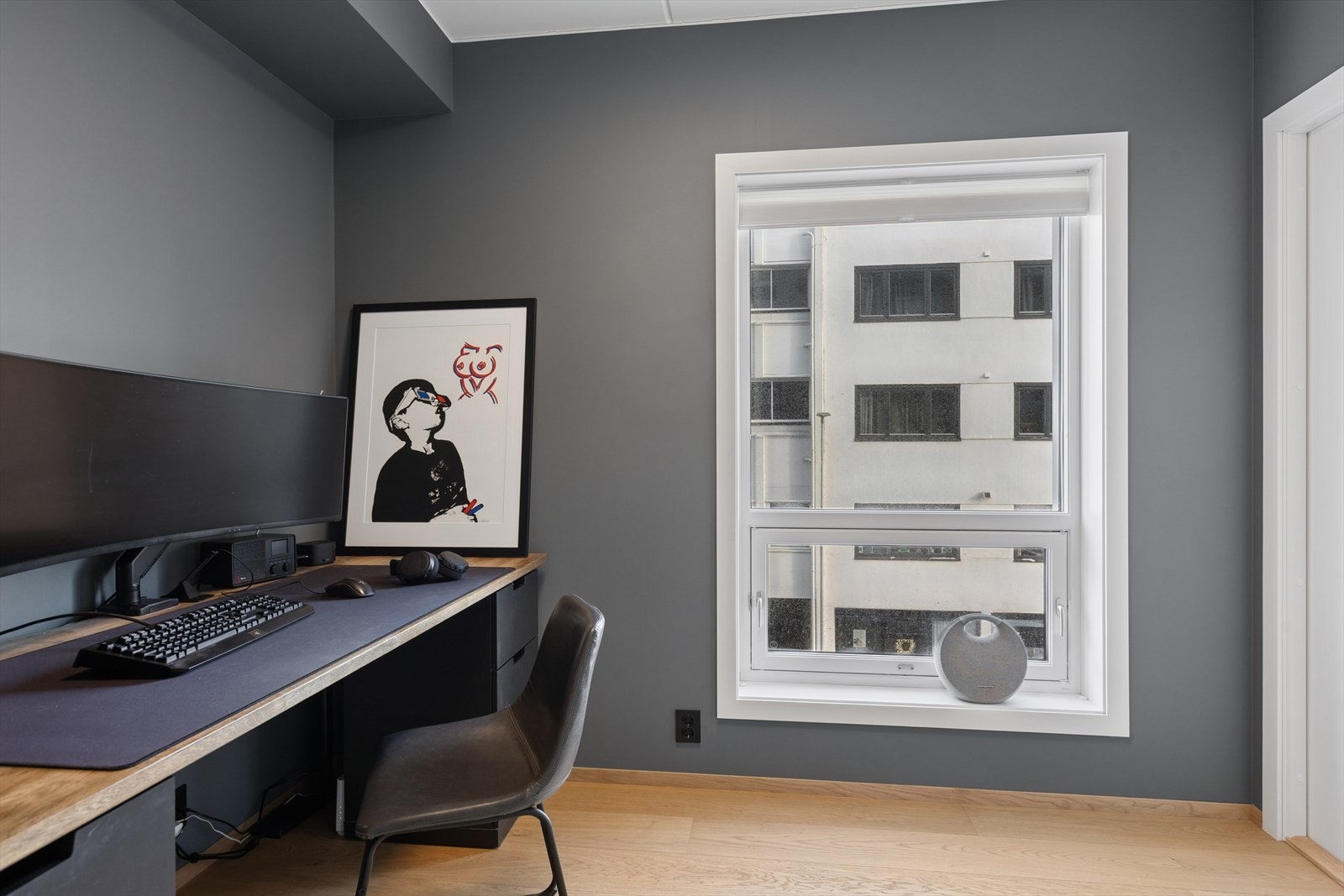 Soverom 2 er også romslig, og har plass til både seng, garderobeskap og annen ønsket møblering, f.eks skrivebord. Galleribilde