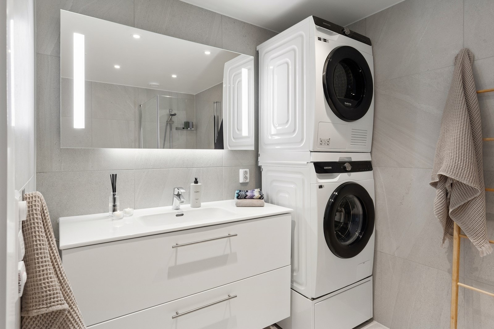 Det er fliser på både vegger og gulv, med varmekabler i gulvet. Himlingen er malt og har downlights. Galleribilde