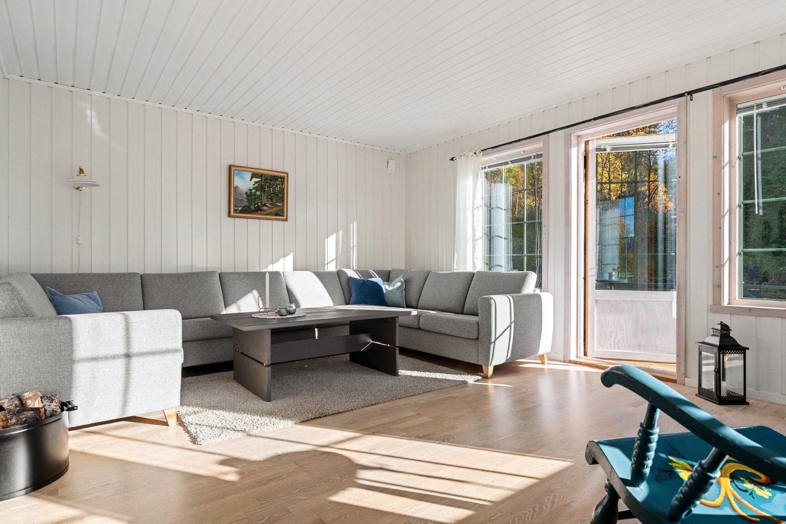 Velkommen inn! Fritidsboligen har moderne standard med lyse overflater og store vinduer.