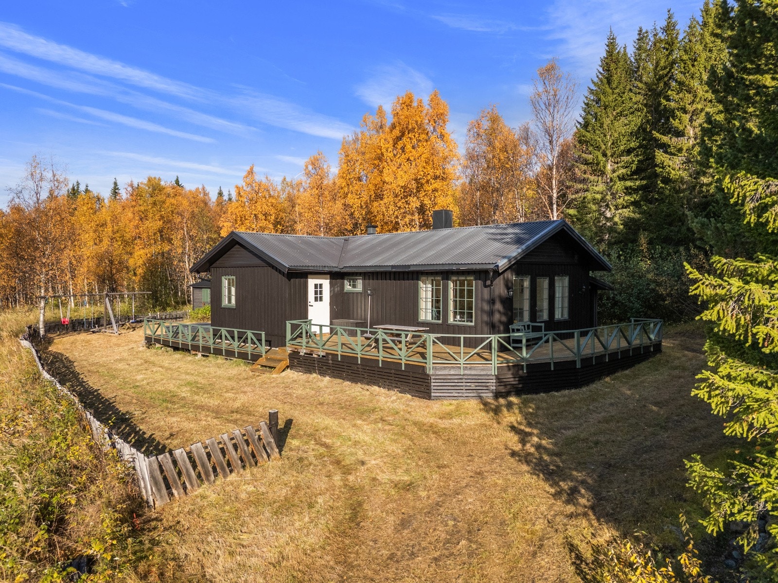 Boligen ligger om lag 3,5km fra og dagligvarebutikken i Holt.