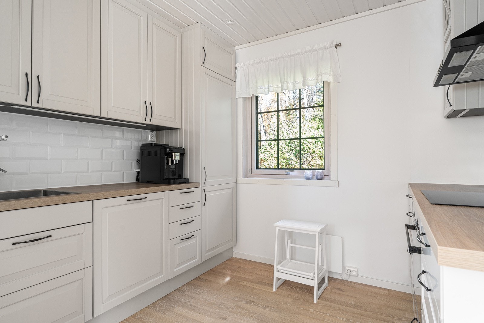 Praktisk kjøkken fra 2020 med slette fronter.