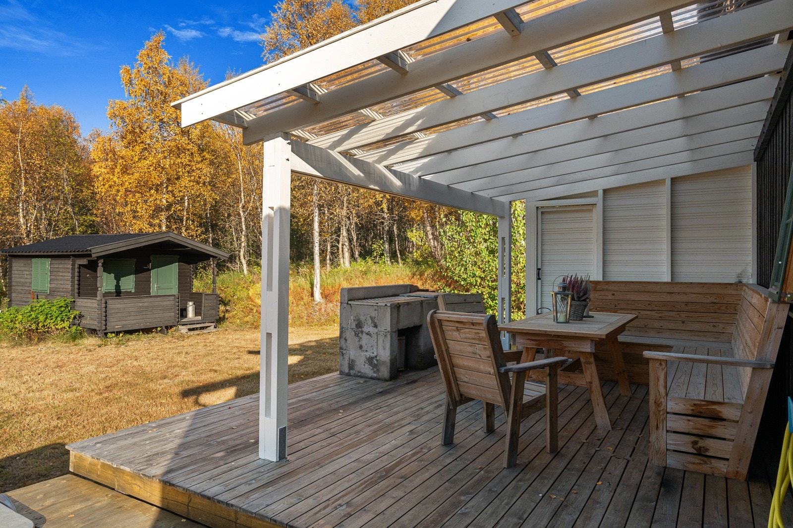 Overbygd spiseområde, perfekt for sene høstkvelder!