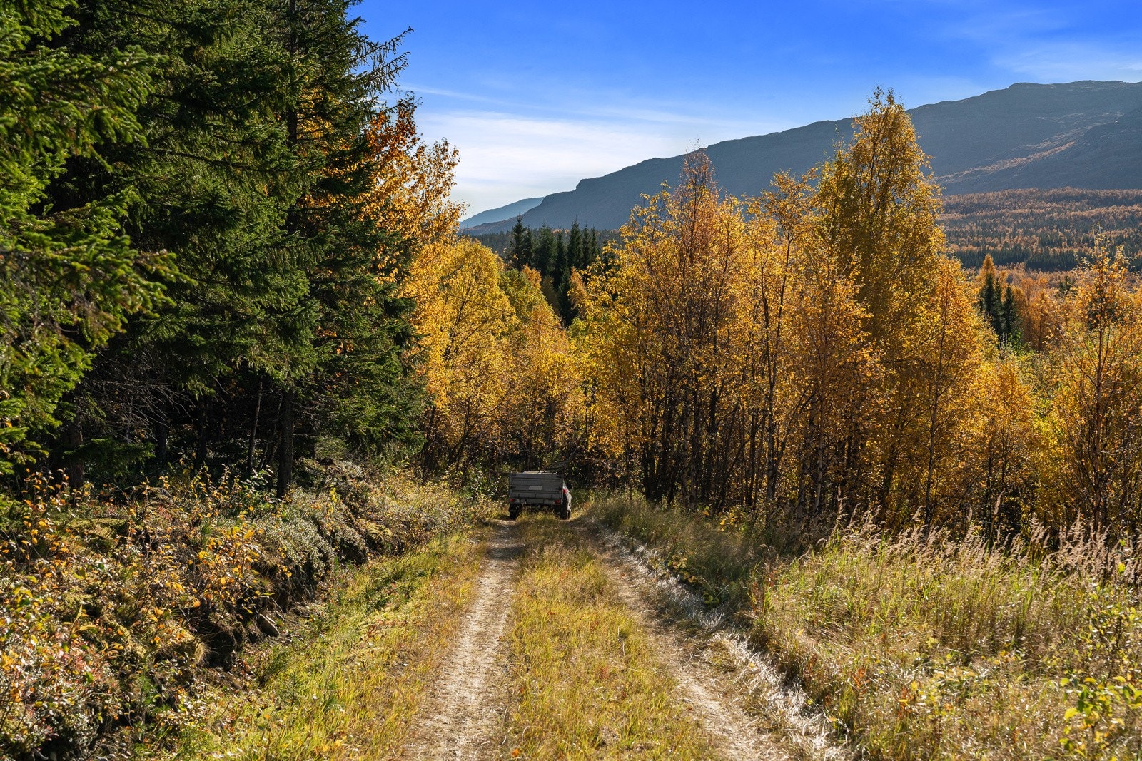 Eiendommen har adkomst via privat stikkvei fra offentlig vei.
