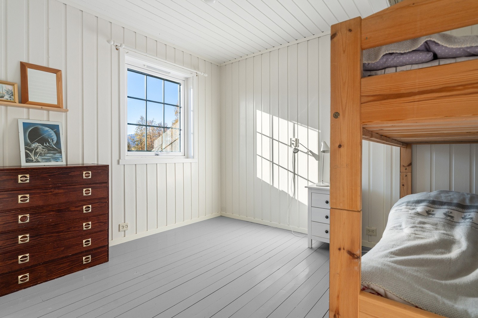 Soverom 2 er også lyst og tiltalende.