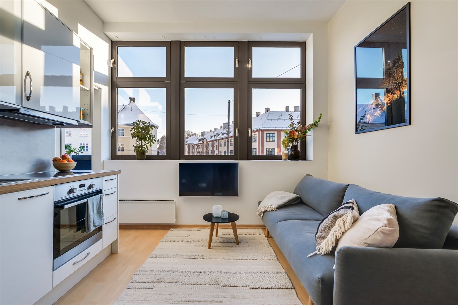 Stuen har store vindusflater som slipper inn rikelig med naturlig lys. Galleribilde