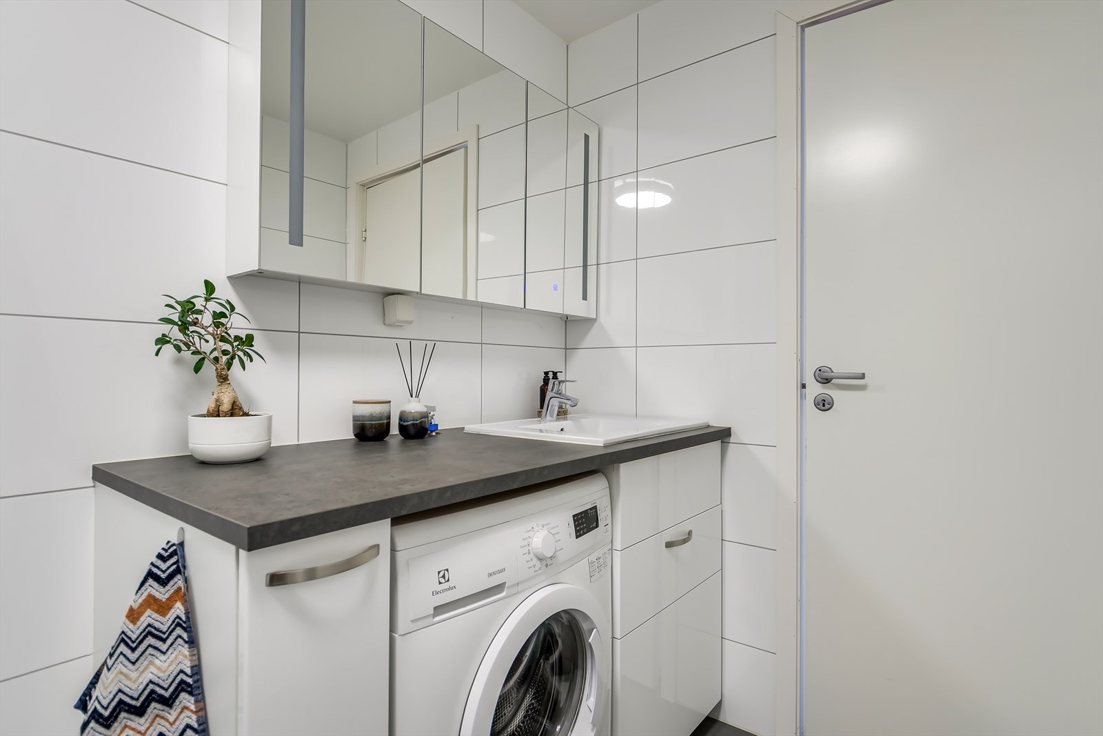 Badet har mekanisk avtrekk, gulvvarme og opplegg til vaskemaskin (vaskemaskin medfølger). Galleribilde