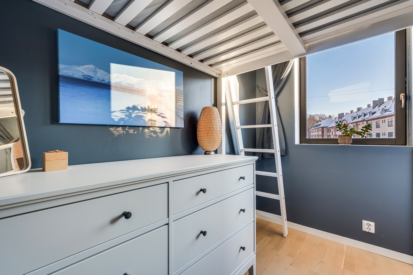 Alkoven har et stort vindu som gir rikelig med lysinnslipp og gode luftemuligheter. Galleribilde