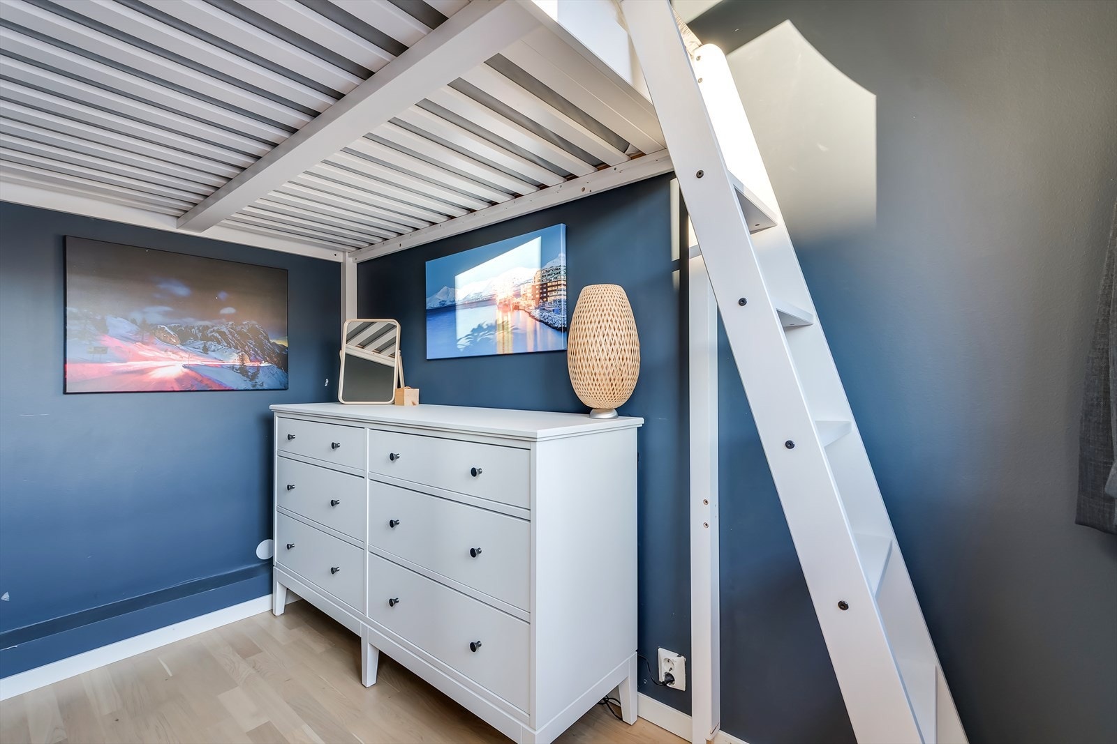 God takhøyde og skyvedør gir plass til en praktisk køyeseng, godt med plass til kommode og omkledning under. Galleribilde