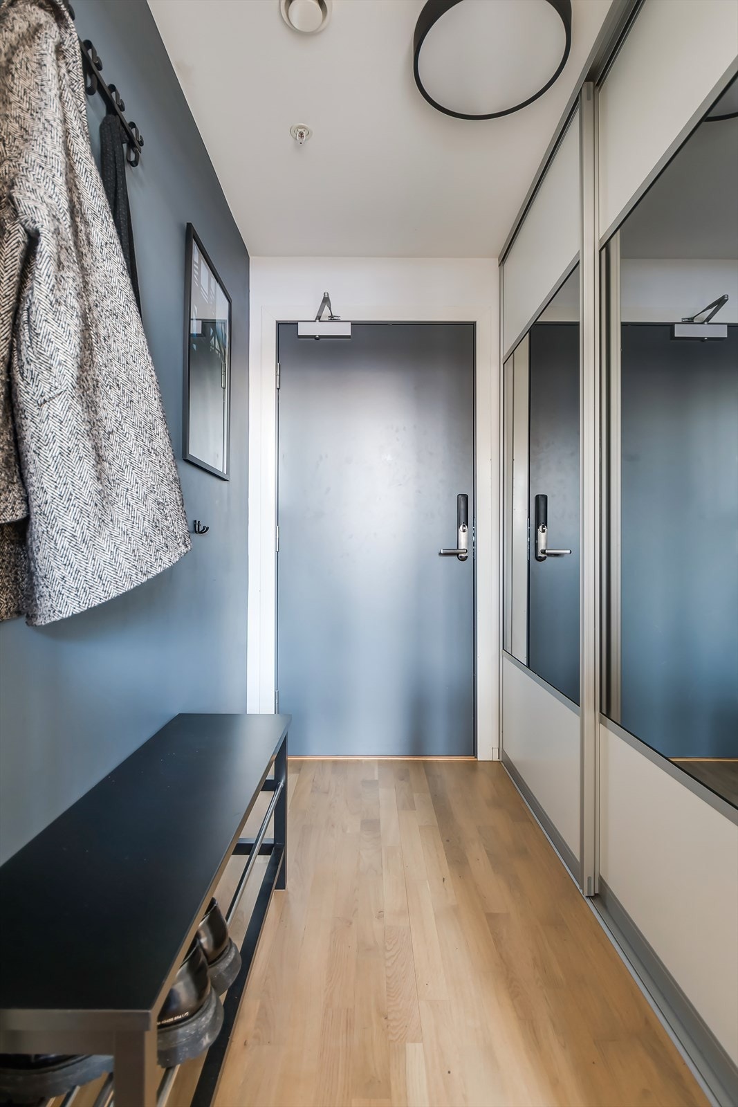 Velkommen inn! Her trer du inn i en flott og praktisk entré med stor skyvedørs garderobe. Galleribilde