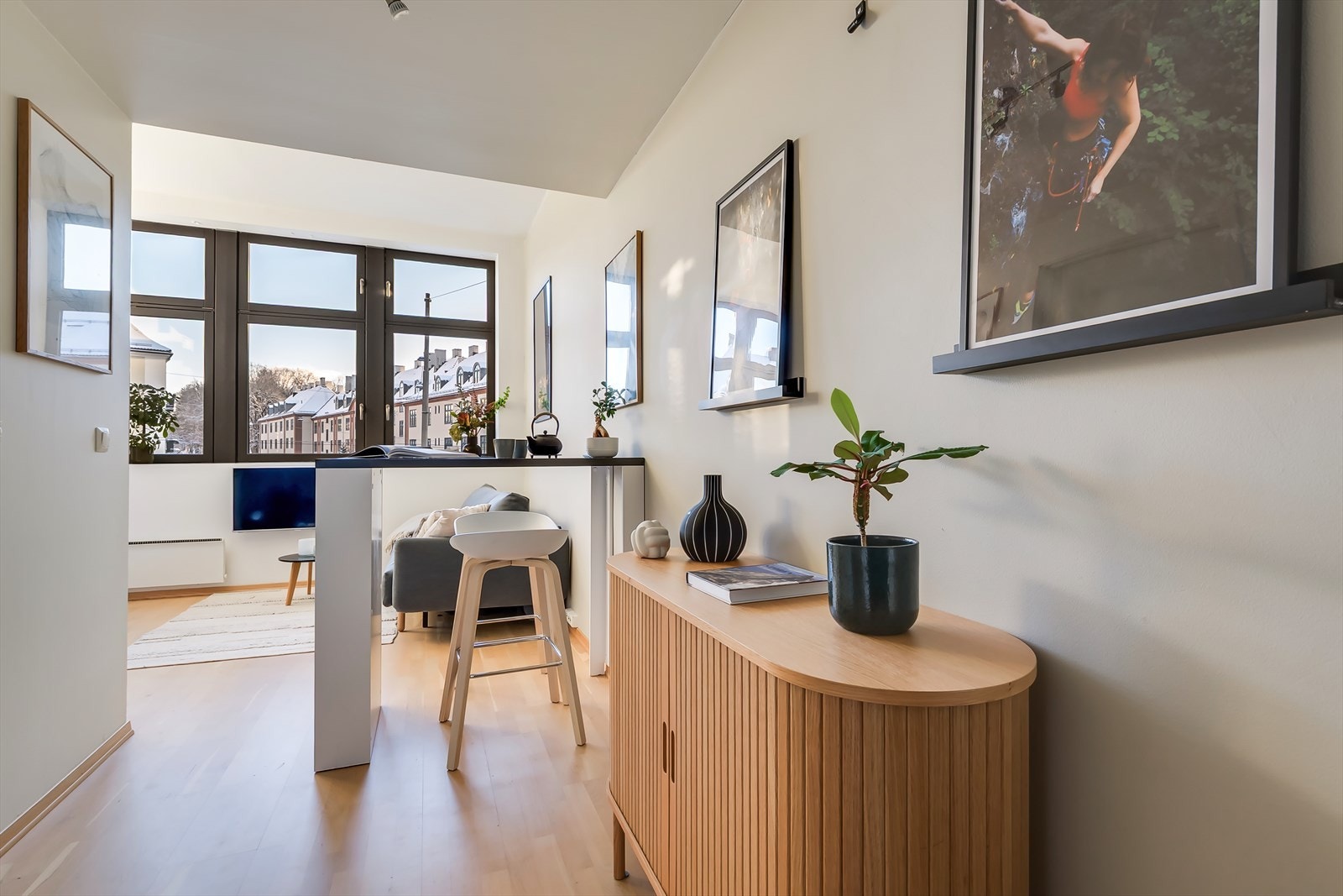 Leiligheten har et lyst og luftig oppholdsrom med en sosial løsning. Galleribilde