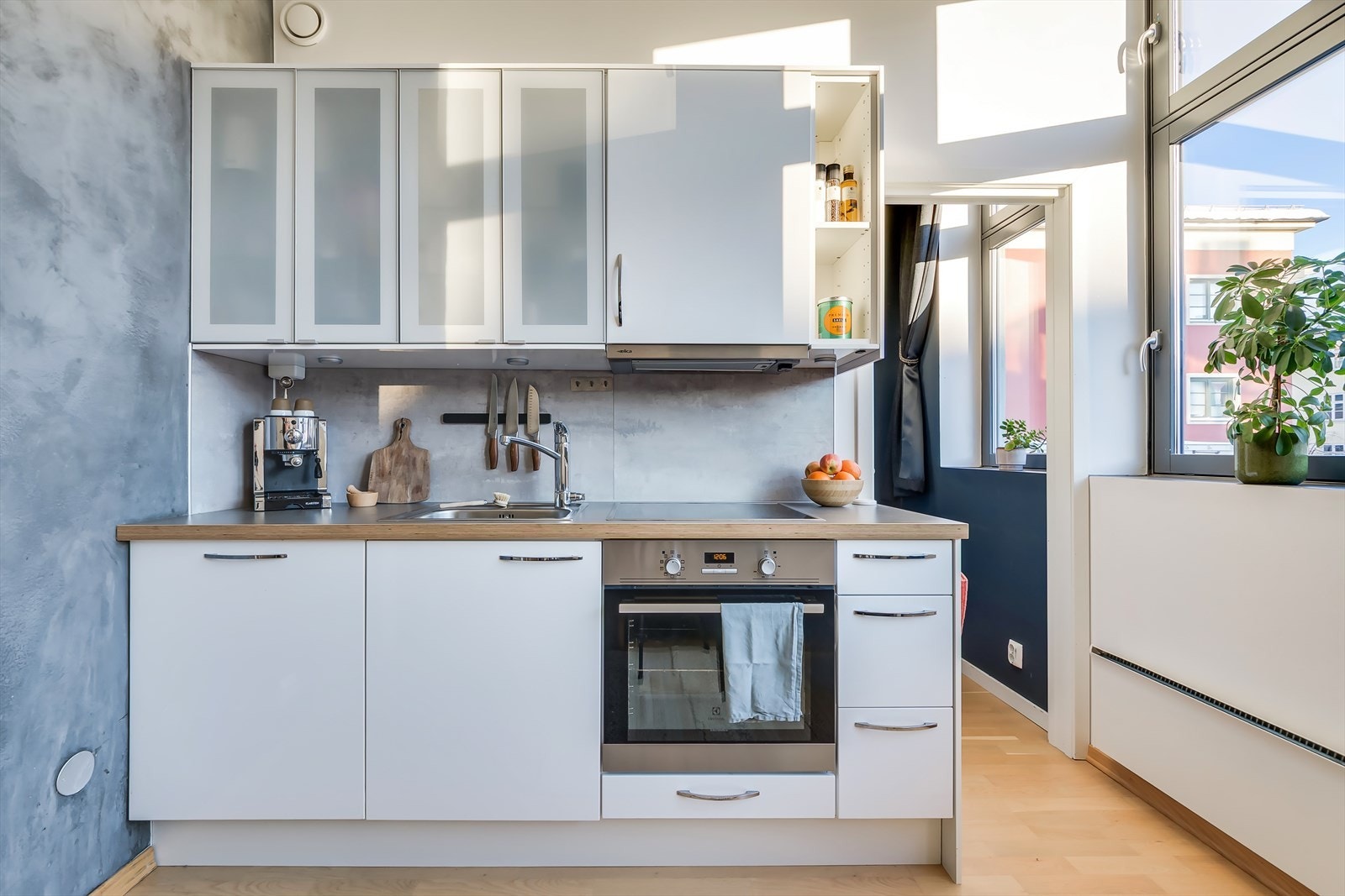 Kjøkkenet har integrert oppvaskmaskin, komfyr og koketopp med kullfiltervifte over. Galleribilde