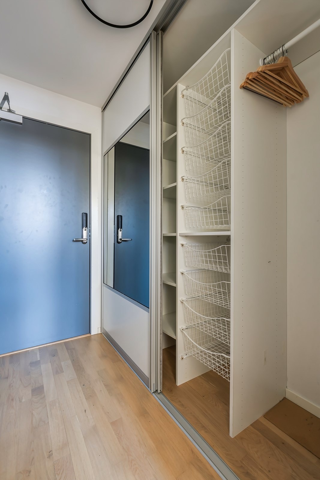 Her har du godt med plass til oppbevaring av yttertøy, sko og annet du ikke ønsker å ha fremme. Galleribilde