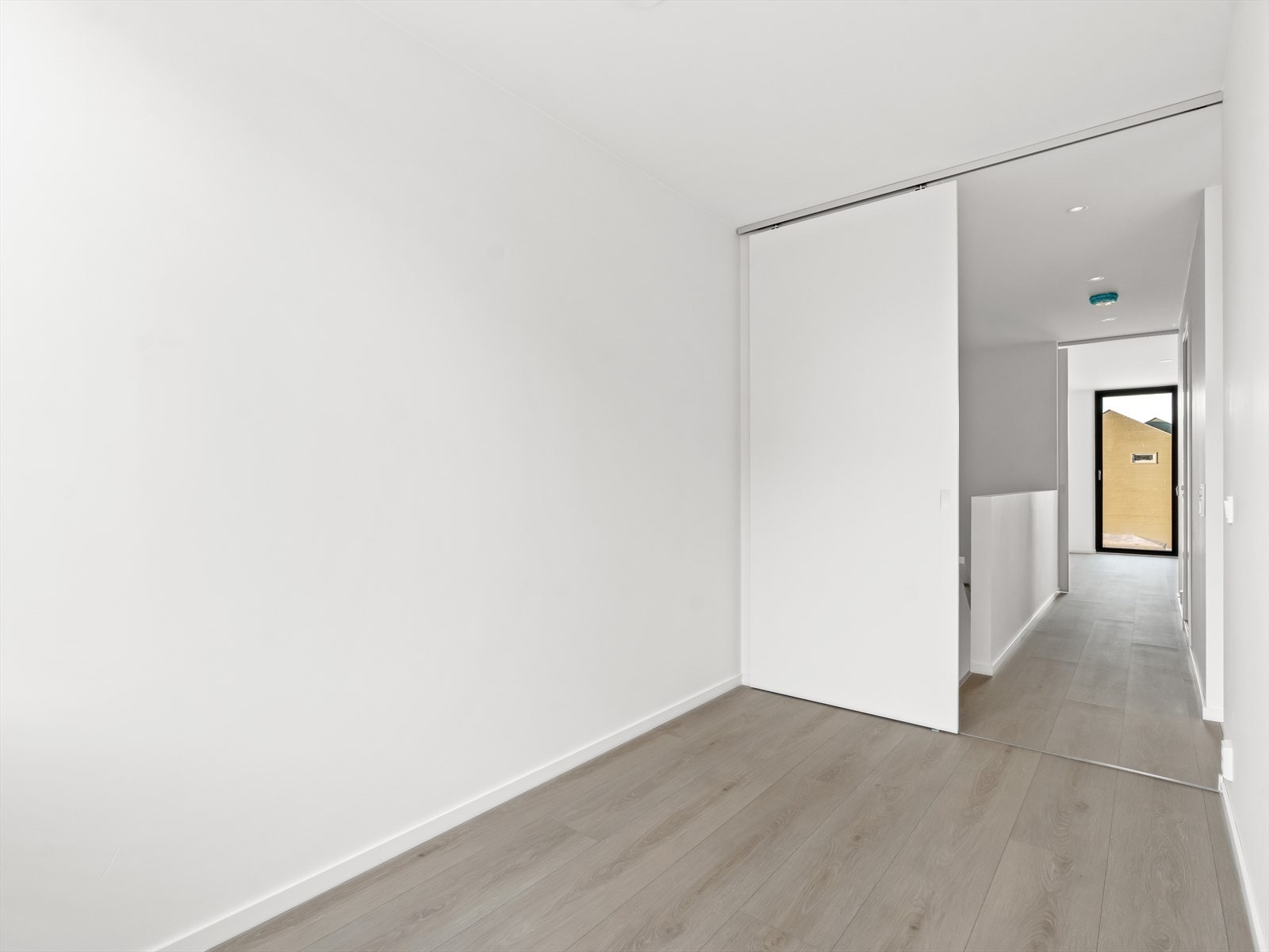 Soverommet gir plass til seng, nattbord, leker og garderobeløsninger. Her er det rom for å vokse! Galleribilde