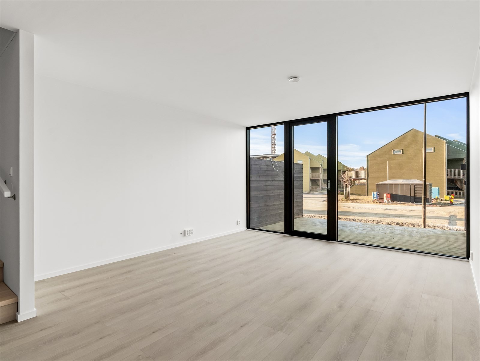 Stuen er pen og romslig, med store vindusflater som slipper inn rikelig med dagslys, samtidig som den bringer noe av det grønne inn i rommet. Galleribilde