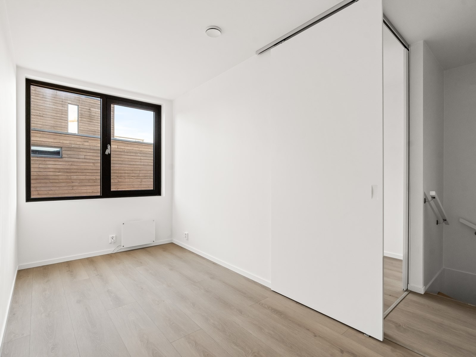 Soverom 3 passer perfekt som barnerom, med plass til seng og garderobe. Galleribilde