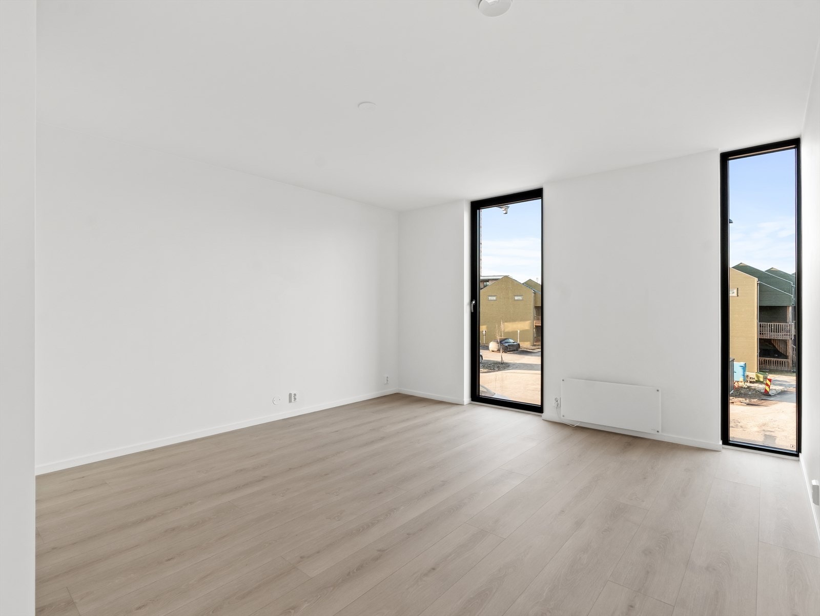 Luftig soverom med vindu ut mot rolige omgivelser. Galleribilde