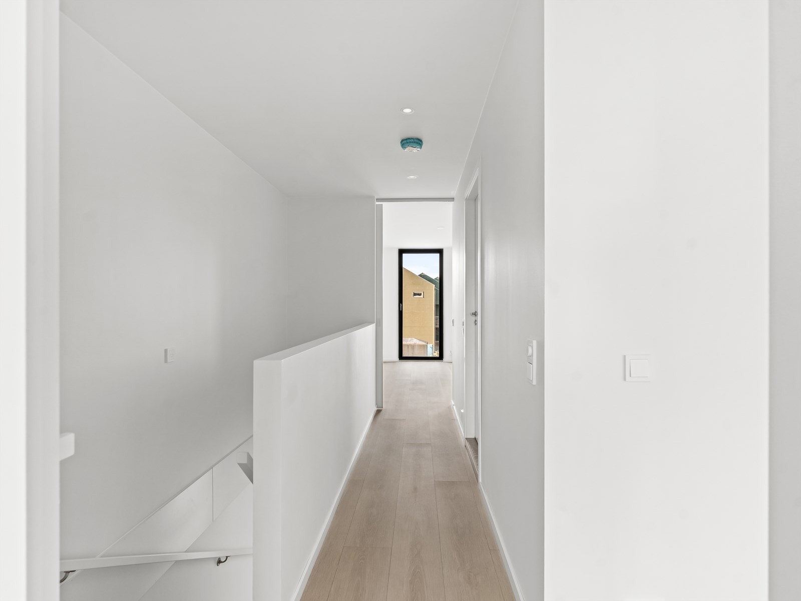 Boligen har tre delikate soverom beliggende sammen i 2. etasje, meget praktisk dersom man har små barn. Galleribilde