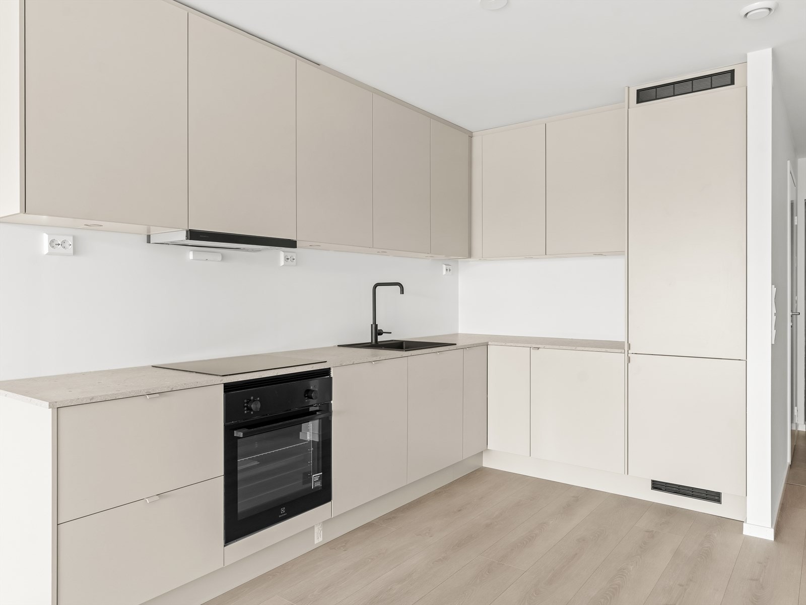 Boligen har et lyst og elegant kjøkken, med integrerte hvitevarer. Galleribilde