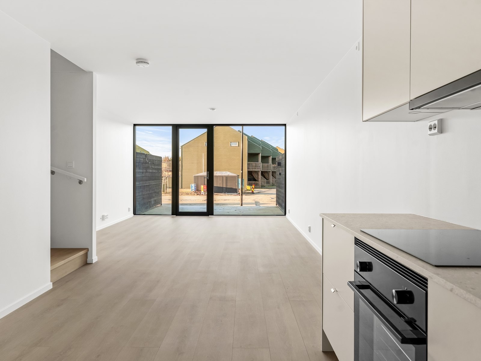 En glassdør fører ut til en markterrasse på ca. 12 kvm, og om sommeren er det hyggelig å trekke ut for både avslapning og middager i finværet. Galleribilde