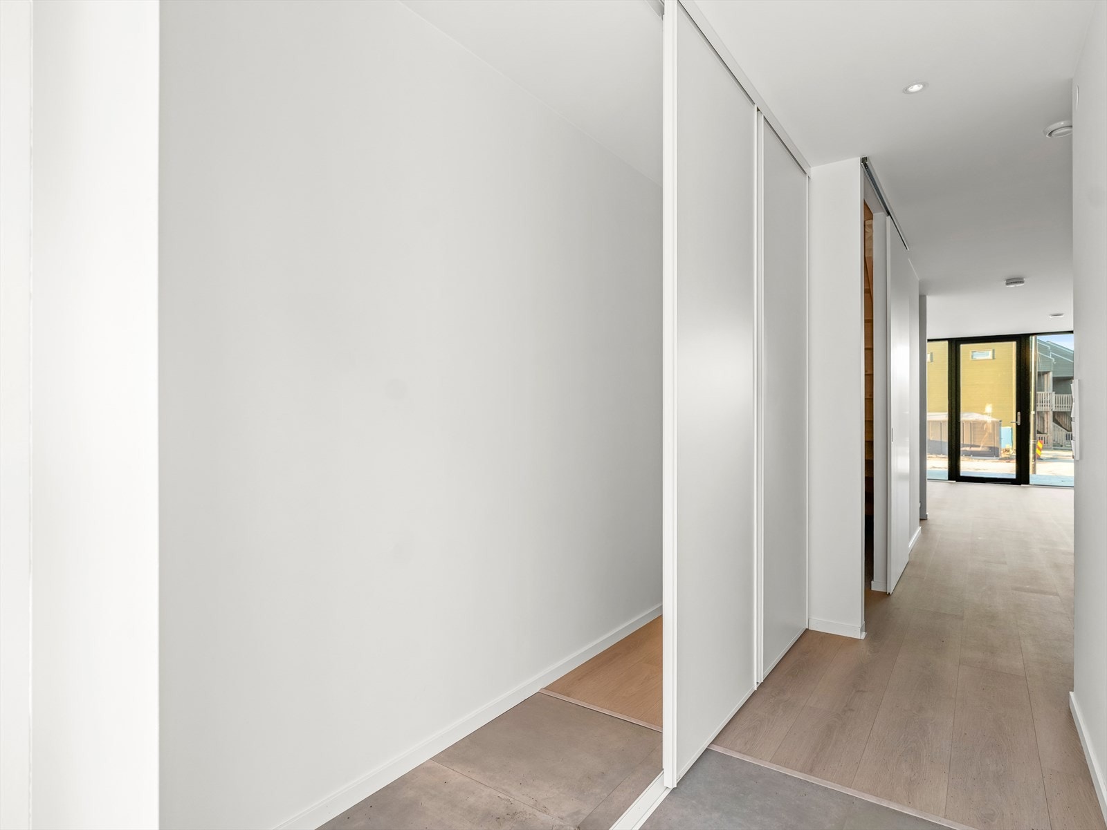 Entre/gang i 1. etasje med stor skyvedørsgarderobe. Galleribilde