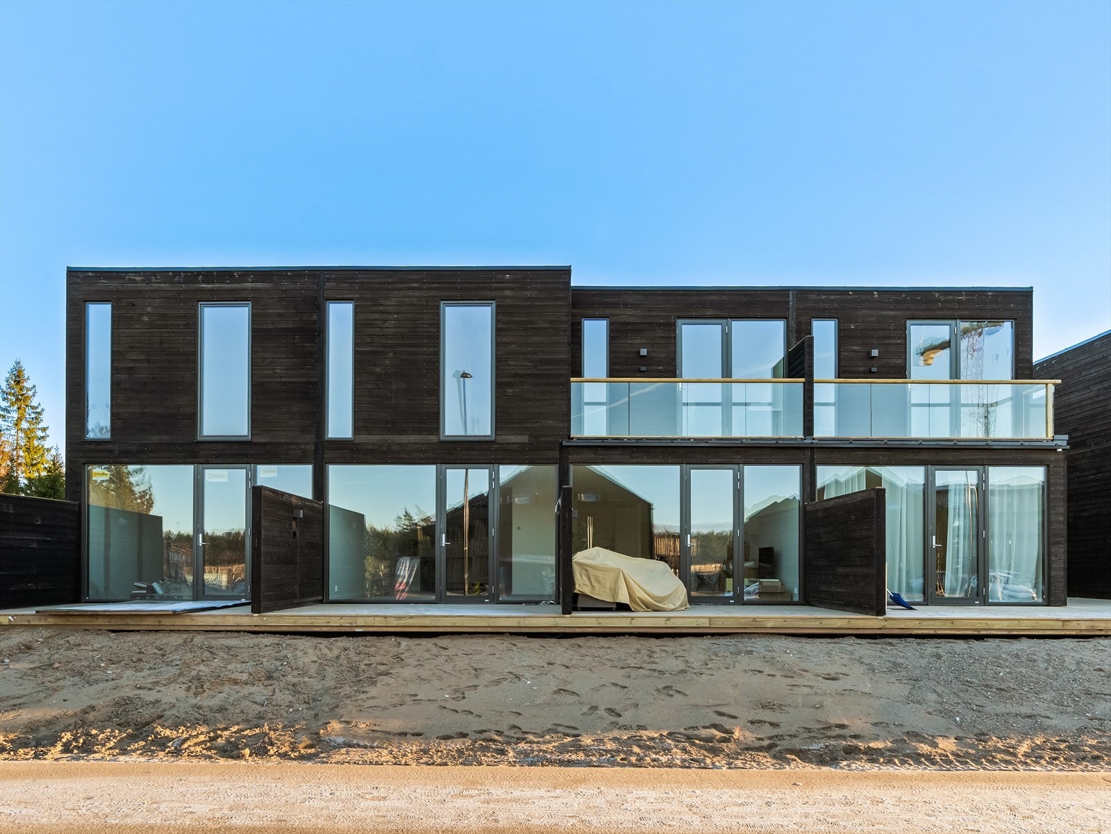 Dette er et helt nytt og strøkent rekkehus på Gystadmarka, Jessheim. Galleribilde