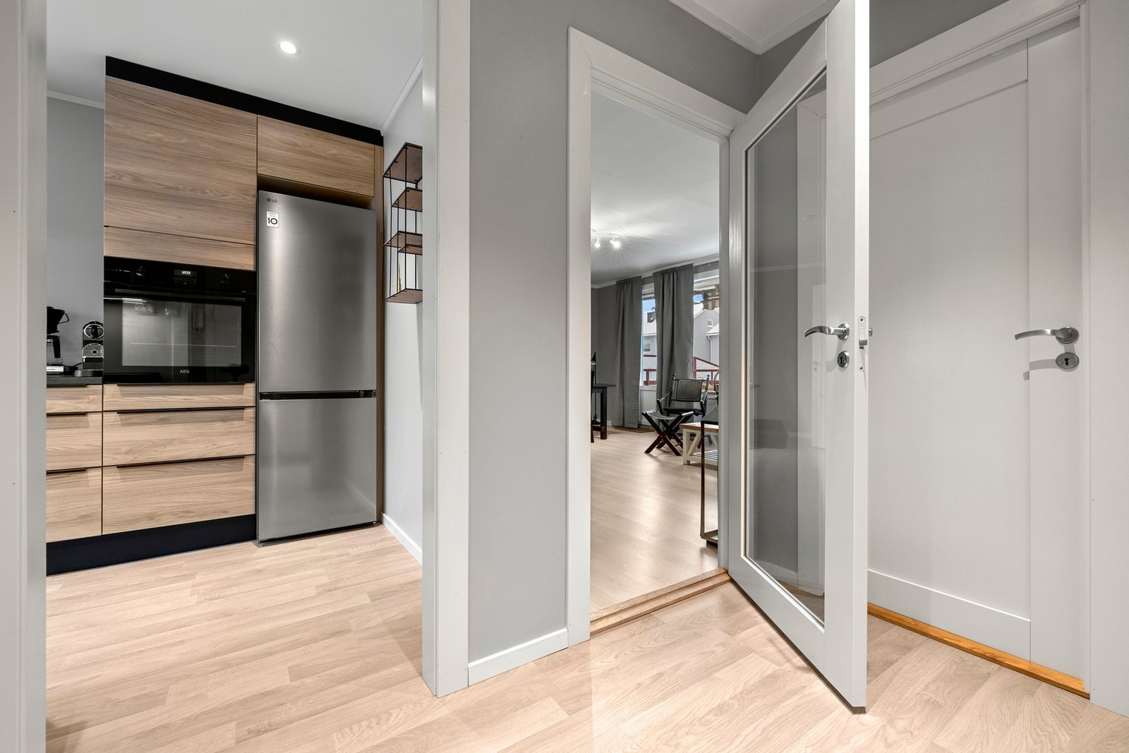 Kjøkkenet er separat og fremstår moderne og funksjonelt, med en praktisk utforming som gjør matlaging til en naturlig del av hverdagen. Galleribilde