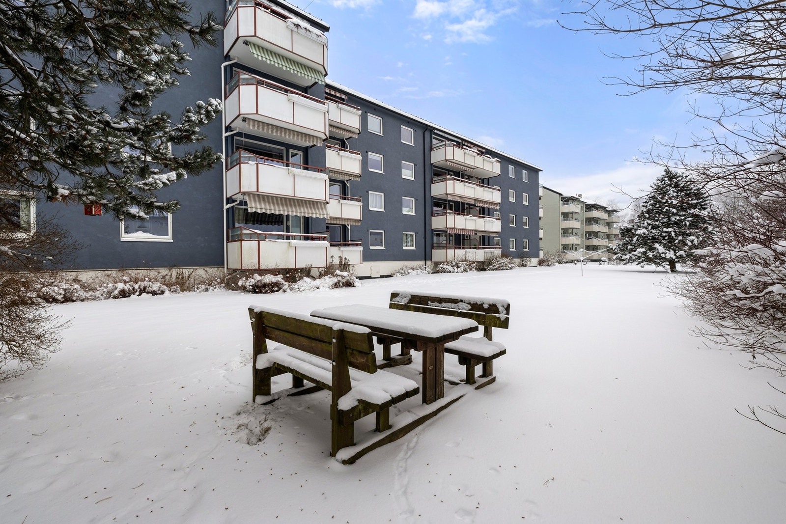 Området har nærhet til skoler, barnehager og offentlig kommunikasjon, samt det meste av bymessige fasiliteter og fritidstilbud. Galleribilde