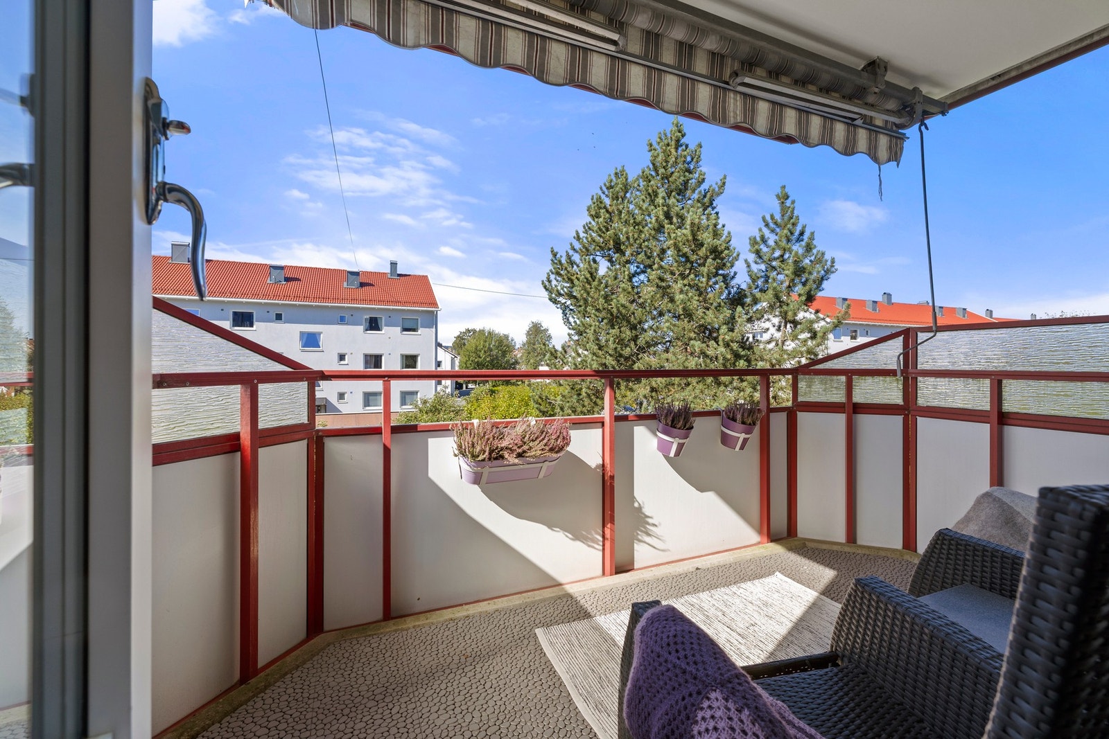 Her kan du nyte solen i rolige omgivelser, samtidig som du har et flott og åpent utsyn over nærområdet. Galleribilde