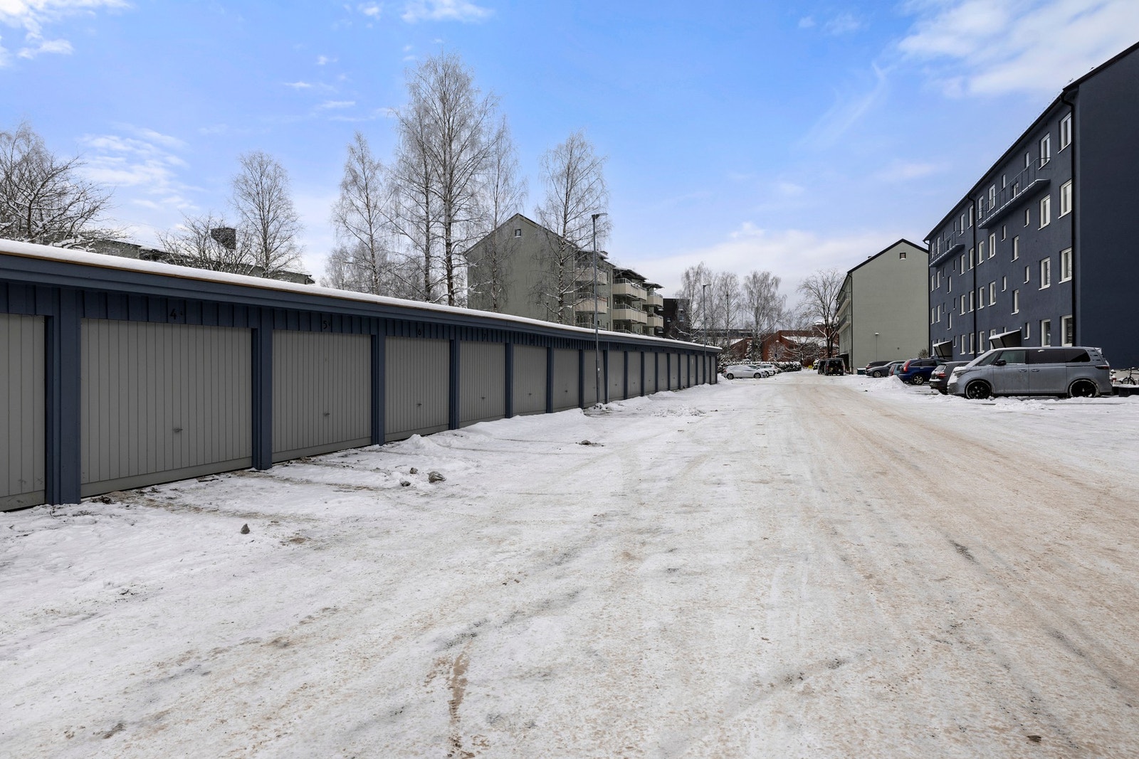 Garasje i rekke nummerert nr. 14. Garasjen er eiet og er en del av A.C. Svarstads garasjelag. Galleribilde