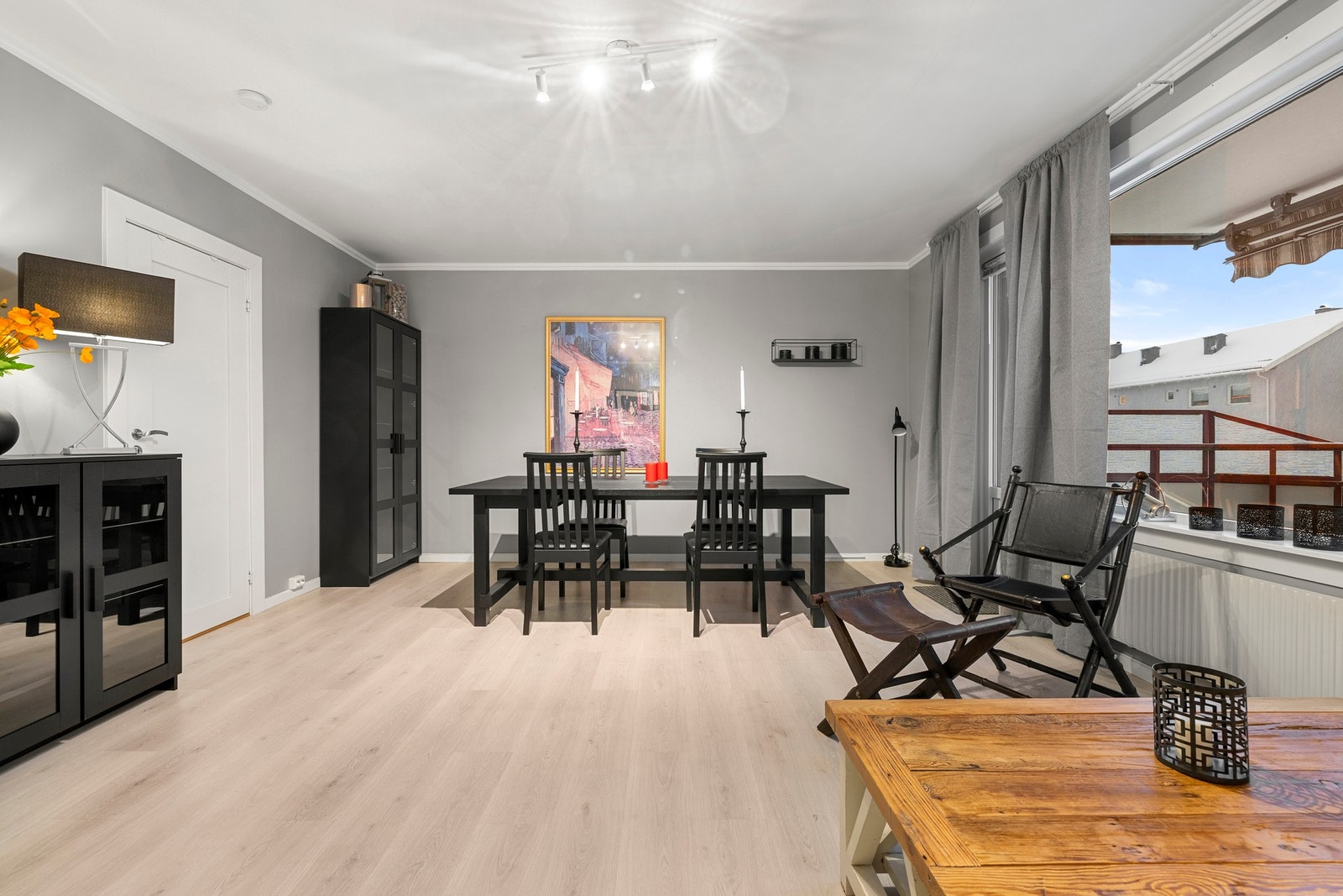 Rommet byr på fleksible møbleringsmuligheter med god plass til både sofagruppe, TV-møblement og spisebord. Galleribilde