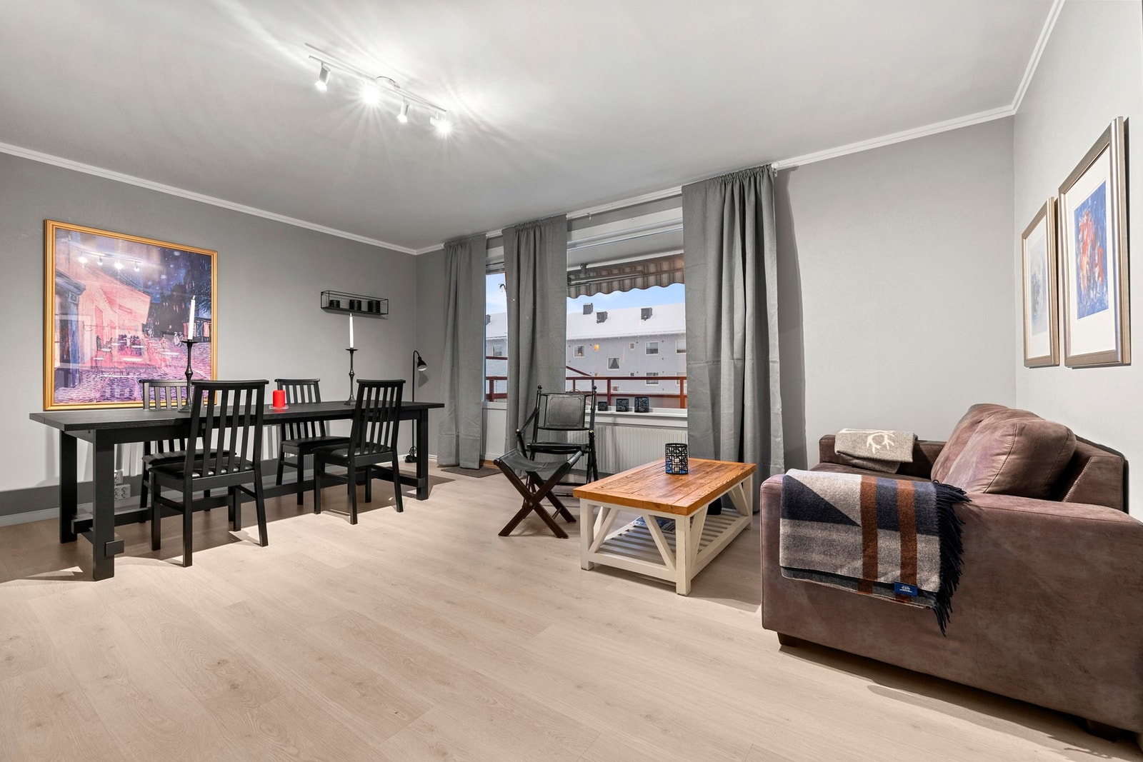 Stuen fremstår som lys, romslig og svært innbydende, med stor vindusflate som slipper inn godt med dagslys. Galleribilde