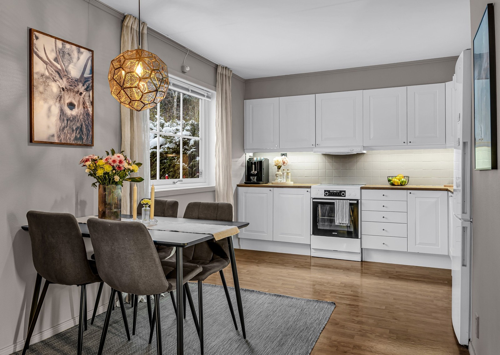 Man har plass til en god spiseplass ved kjøkkenet Galleribilde