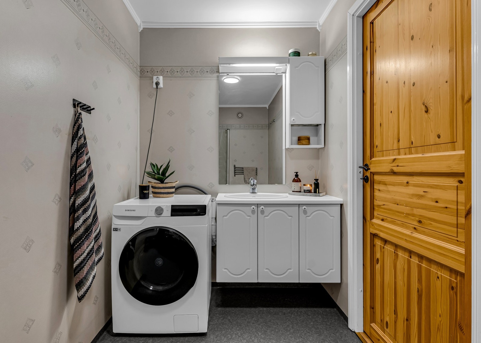 Varmekabler i gulv og opplegg for vaskemaskin Galleribilde